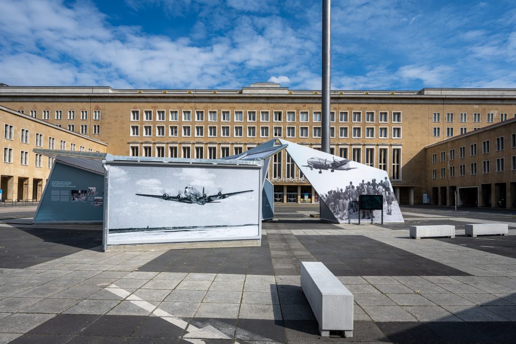 Sonderausstellung Blockierte Sieger – Geteiltes Berlin. 75 Jahre Luftbrücke. Berlin-Tempelhof, Deutschland
